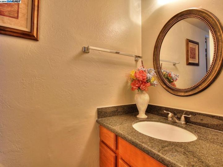 1345 Tree Garden Pl, Concord, CA, 94518-3710 Townhouse. Photo 13 of 17