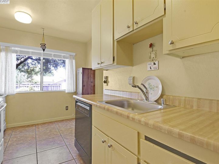 14479 Kings Ct, San Leandro, CA, 94578 Townhouse. Photo 11 of 29