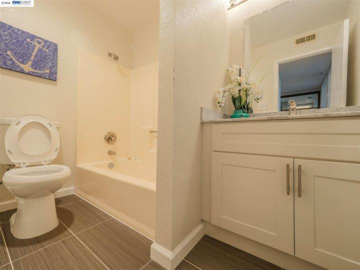 18 Anair, Oakland, CA, 94605 Townhouse. Photo 14 of 17