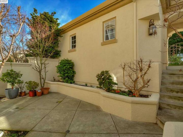 22335 W Lyndon Loop, Castro Valley, CA, 94552 Townhouse. Photo 3 of 40