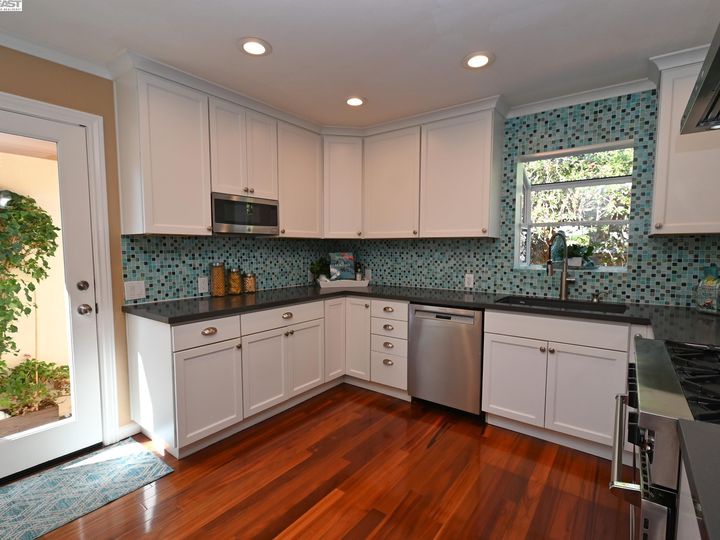 3194 Aylesbury Ct, Castro Valley, CA | Lake Chabot. Photo 16 of 39