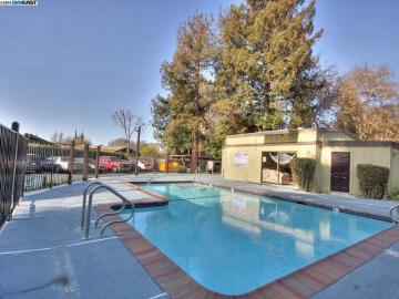 1345 Tree Garden Pl, Concord, CA, 94518-3710 Townhouse. Photo 5 of 17