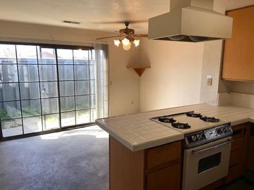 154 N Madeira Ave #G, Salinas, CA, 93905 Townhouse. Photo 6 of 26