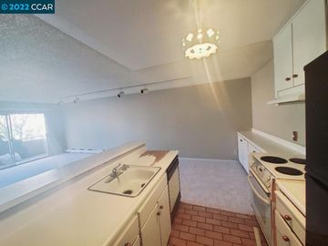 Rental 377 Palm Ave #207, Oakland, CA, 94610. Photo 4 of 18
