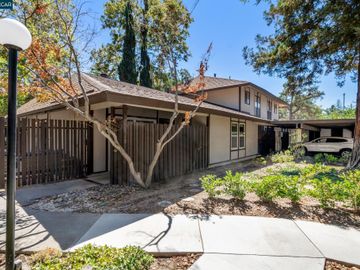 5452 Roundtree Pl #D, Concord, CA, 94521 Townhouse. Photo 3 of 52